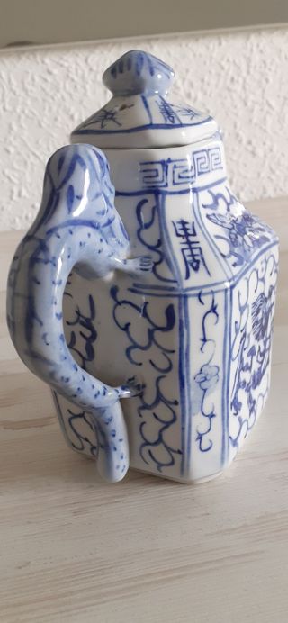 Tetera antigua de porcelana china sellada.