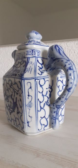 Tetera antigua de porcelana china sellada.