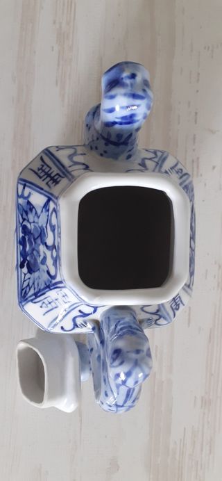 Tetera antigua de porcelana china sellada.