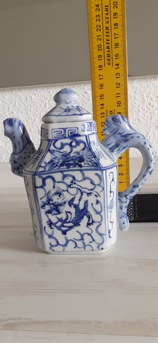 Tetera antigua de porcelana china sellada.
