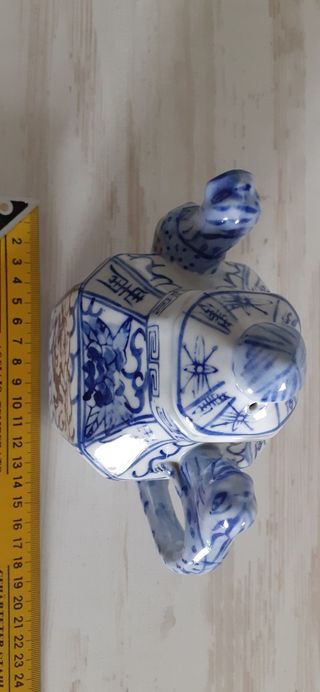 Tetera antigua de porcelana china sellada.