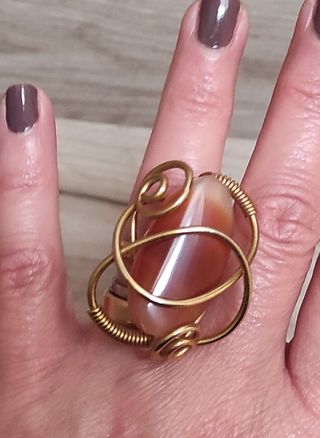 Anello dorato con pietra marrone misura piccola