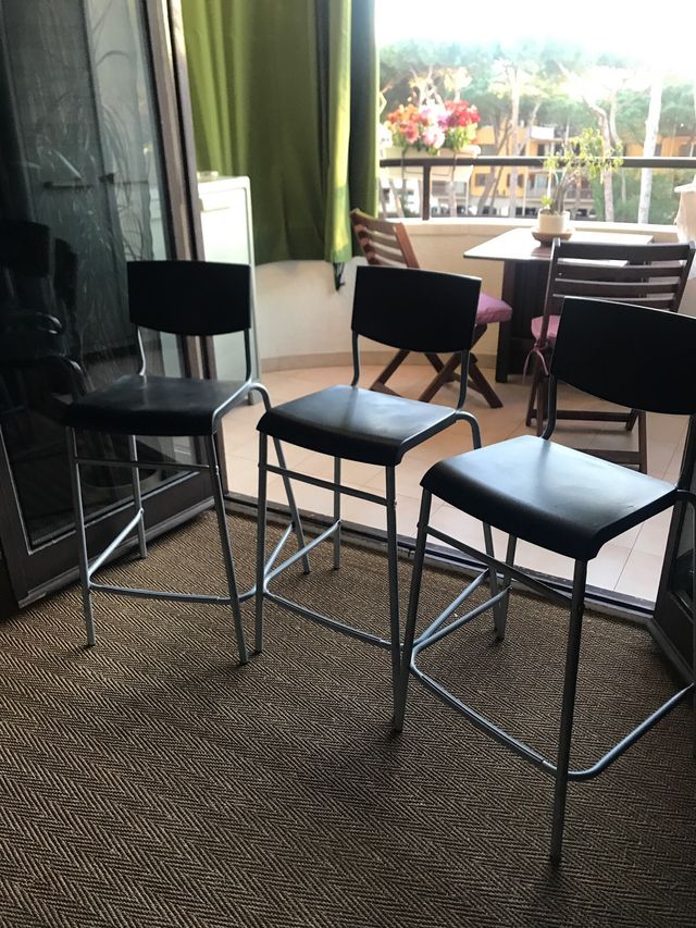 3 taburetes negros cocina