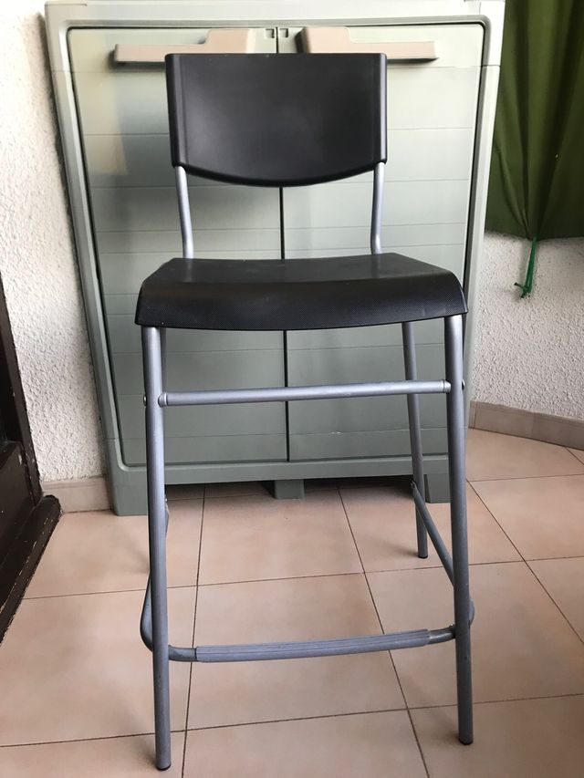 3 taburetes negros cocina