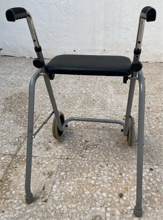 Andador de aluminio con asiento.