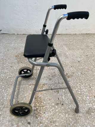 Andador de aluminio con asiento.
