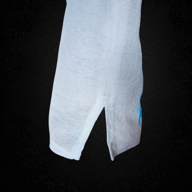 Blusa blanca con adorno en forma de flor