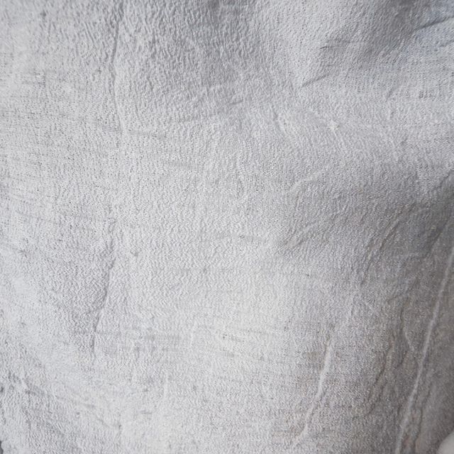 Blusa blanca con adorno en forma de flor