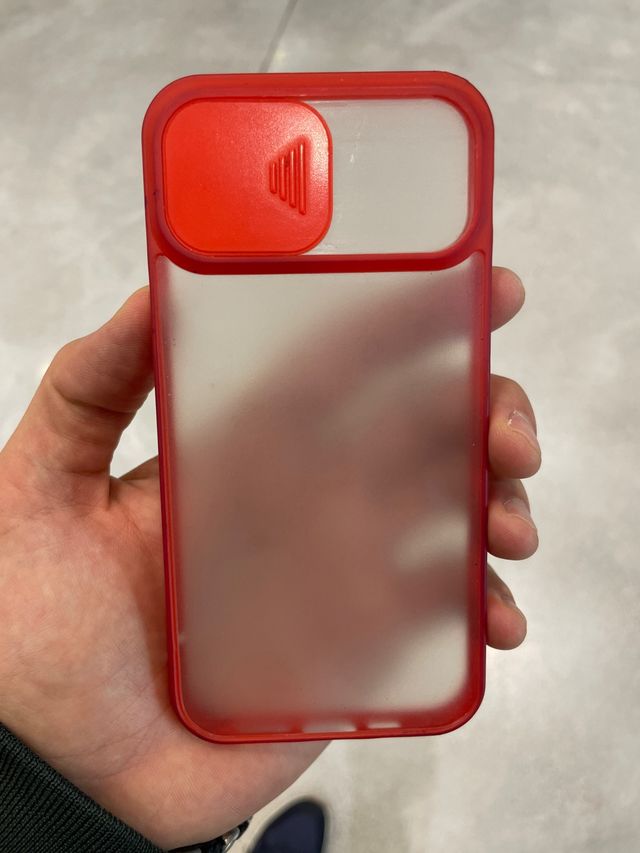 Cover iphone 12 rossa con copri camera