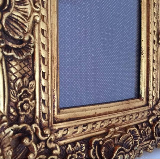 Cornice dorata in gesso