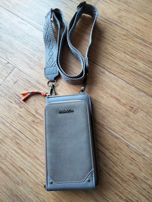 Bolso cartera y móvil