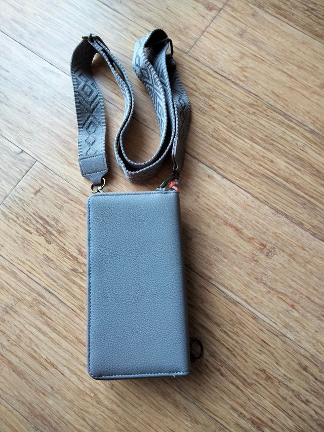 Bolso cartera y móvil