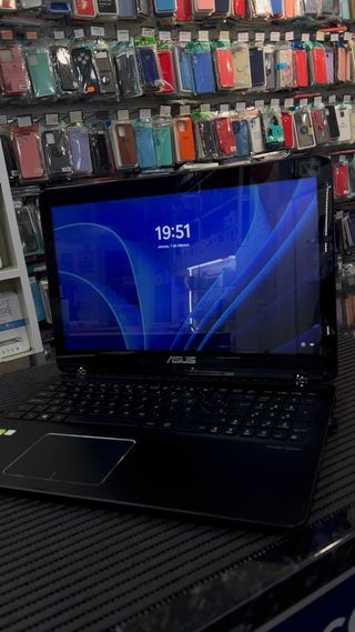 ASUS UX560U