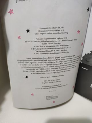 Isadora Moon va de excursion / Isadora Moon Goes Camping (Spanish Edition)