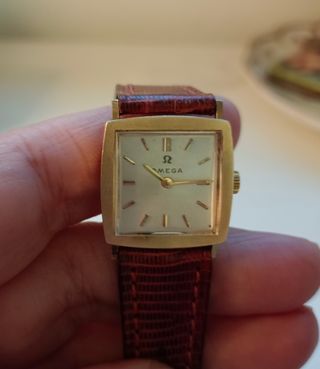 Raro Omega oro 14k cristal curvo mujer.
