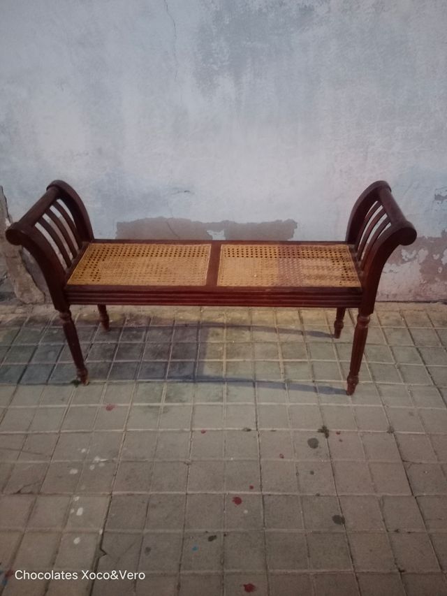 Banqueta antigua madera y rejilla