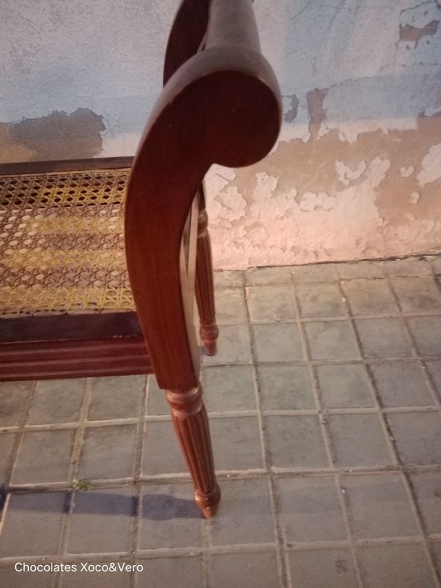 Banqueta antigua madera y rejilla