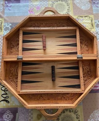 Scacchiera in legno intagliata a mano