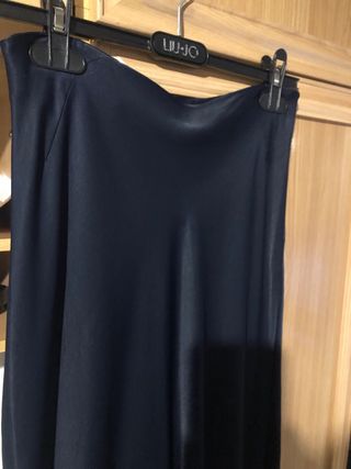 Falda midi azul marino con vuelo.