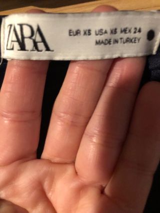 Falda midi azul marino con vuelo.