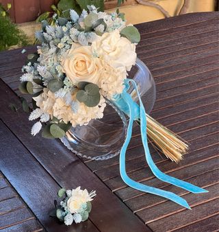 Ramo de flores preservadas en tonos azules.