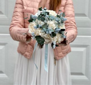 Ramo de flores preservadas en tonos azules.