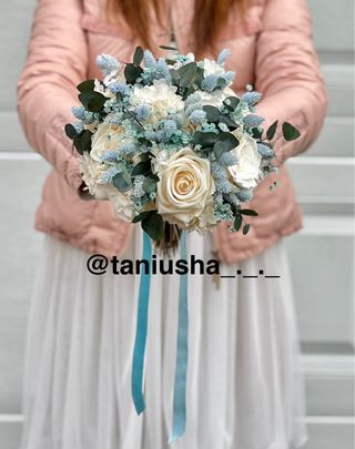 Ramo de flores preservadas en tonos azules.