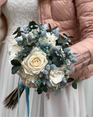 Ramo de flores preservadas en tonos azules.