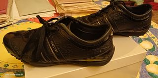 Scarpa bassa nera stringata