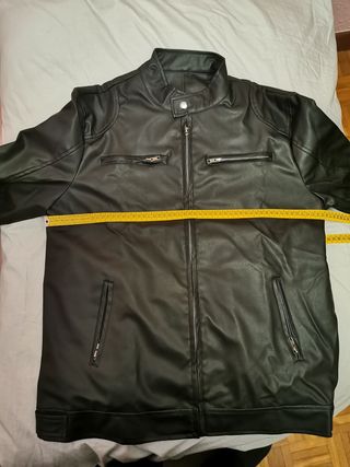 Chaqueta negra de cuero vegano