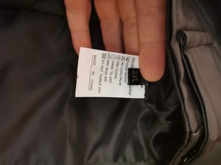 Chaqueta de color negro de cuero vegano