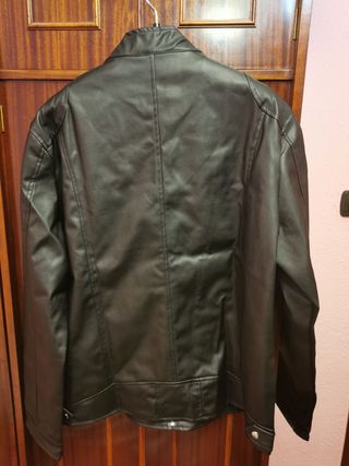 Chaqueta de color negro de cuero vegano