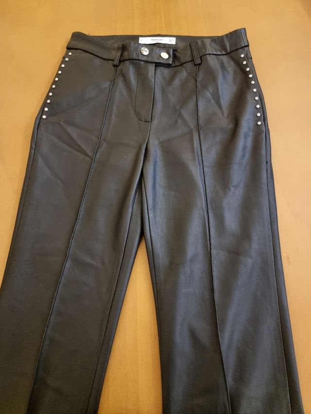 Pantalón efecto piel - Mango