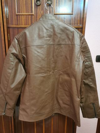 Chaqueta de color marrón de cuero vegano