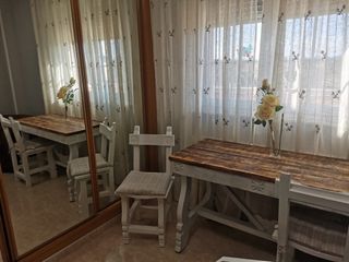 Escritorio antiguo y 2 sillas