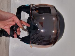 Casco de esquiar con visera