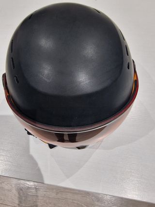 Casco de esquiar con visera