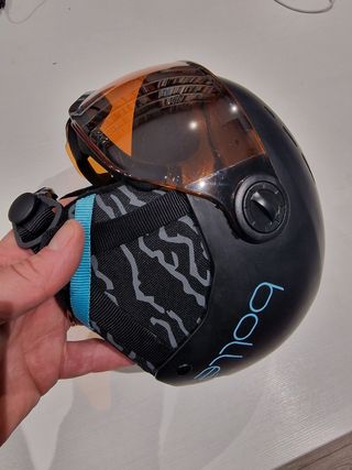 Casco de esquiar con visera
