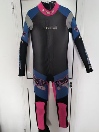 TRAJE DE NEOPRENO MARCA FOX.