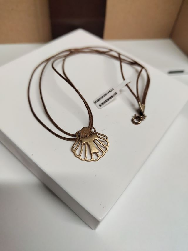 Ardentia ,Collar concha de santiago