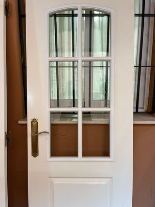Puerta de madera y cristal