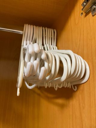 Set de perchas blancas