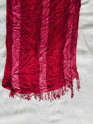 Bufanda Roja y rosa con Flecos – Estilo Boho Chic