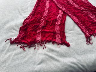 Bufanda Roja y rosa con Flecos – Estilo Boho Chic