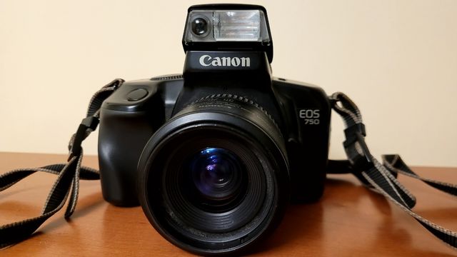 Cámara analógica Canon Eos 750