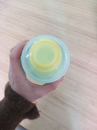 botella dosificadora de leche y cereales