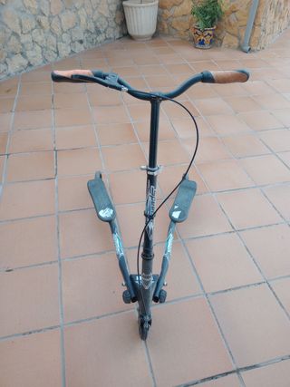Monopatín de tres ruedas 