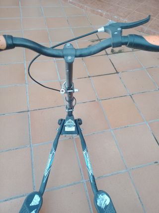 Monopatín de tres ruedas 