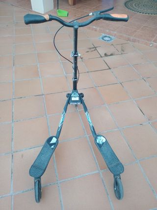 Monopatín de tres ruedas 