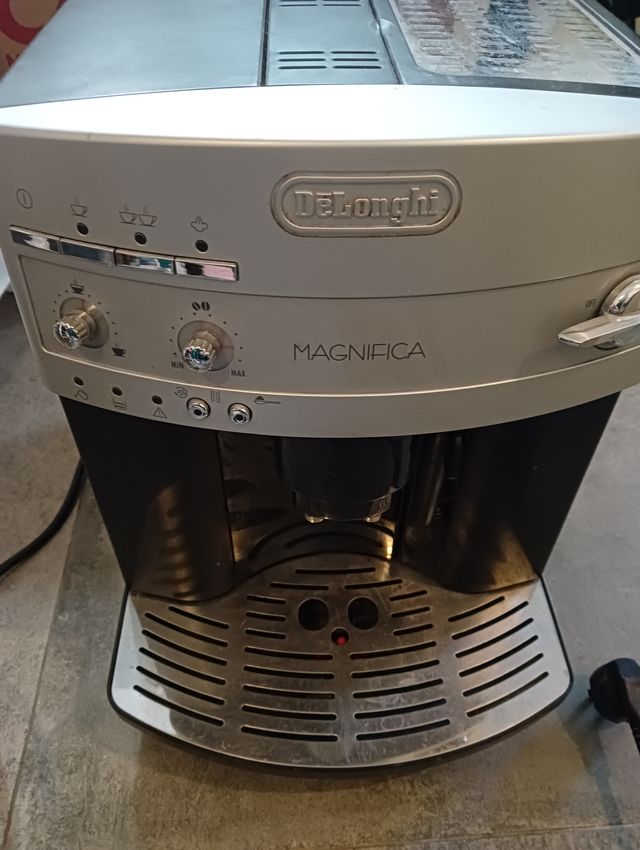 Cafetera automática Delongui Magnífica
